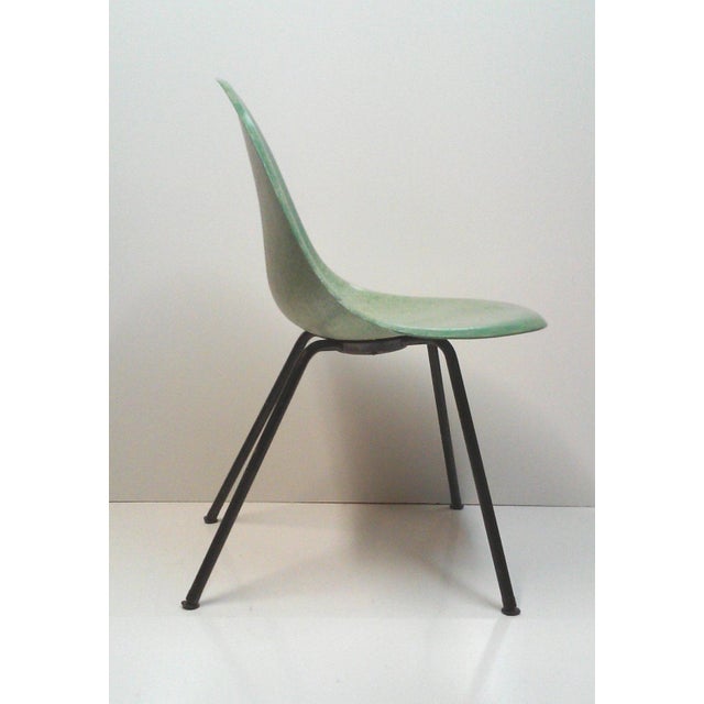 Mid-Century Modern 1950s Mid-Century Green Fiberglass Scoop Chair For Sale - Image 3 of 6