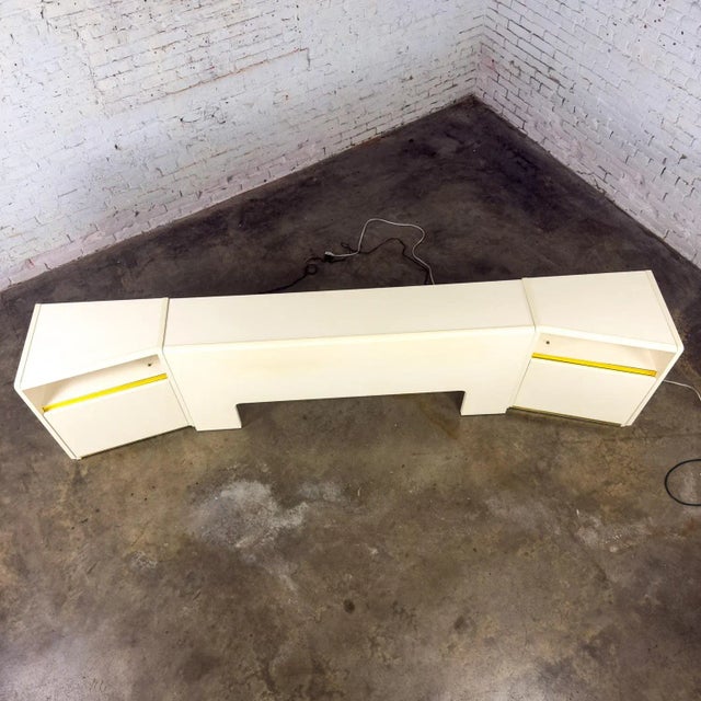 1990’s Modern to Postmodern Lane Furniture Queen Size Bed Headboard W/Nightstands White Lacquer & Brass For Sale - Image 10 of 18