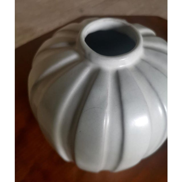 Ceramic Modernist White Earthenware Vase by Vicke Lindstrand for Upsala Ekeby, Sweden, 1930s For Sale - Image 7 of 12