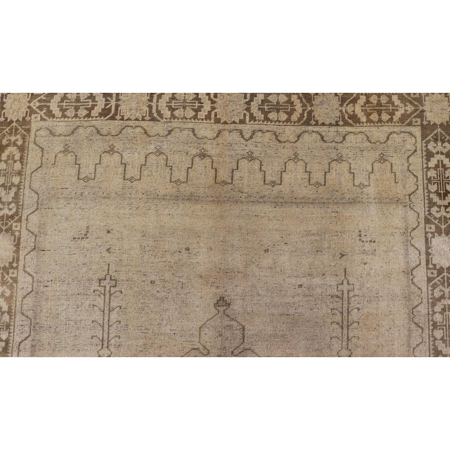 Mid 20th Century Vintage Turkish Oushak Rug With Tribal/Floral Medallion Design in Tan and Taupe For Sale - Image 5 of 11