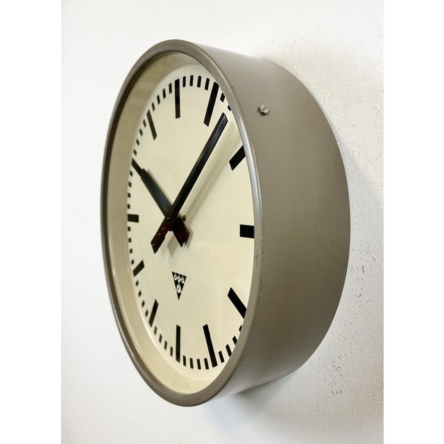 1960s Grey Industrial Factory Wall Clock from Pragotron, 1960s For Sale - Image 5 of 17