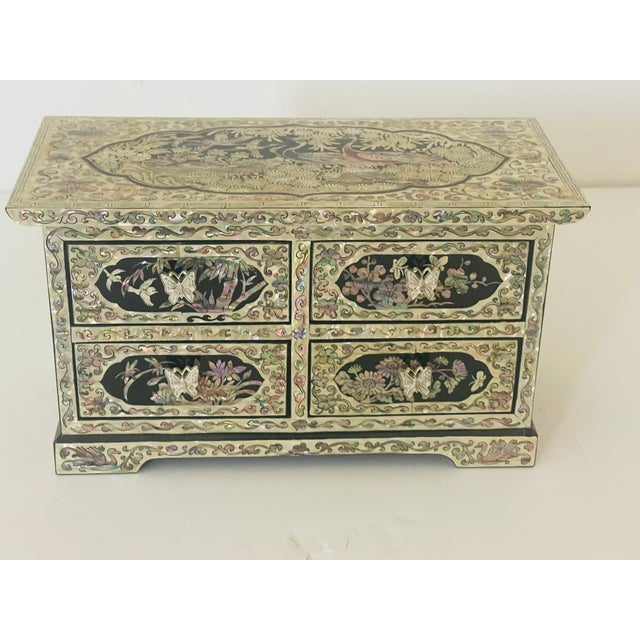 Shabby Chic 1940s Spectacular Mother of Pearl Inlayed Jewelry Box With Birds of Patadise For Sale - Image 3 of 7