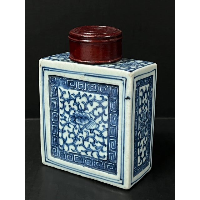 19th Century Chinese Art Blue and White Porcelain Tea Caddy With Wooden Cover For Sale In New York - Image 6 of 10
