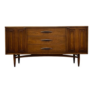 Broyhill Sculptra Mid-Century Modern Walnut Credenza / Buffet / Tv Stand For Sale