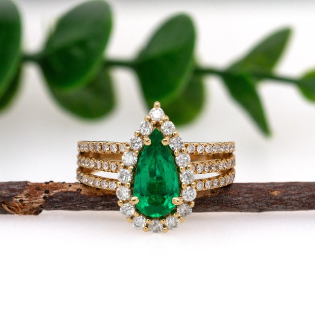 Art Deco Gia Certified Colombian Emerald and Natural Diamond Ring in Solid 18k Gold For Sale - Image 3 of 8