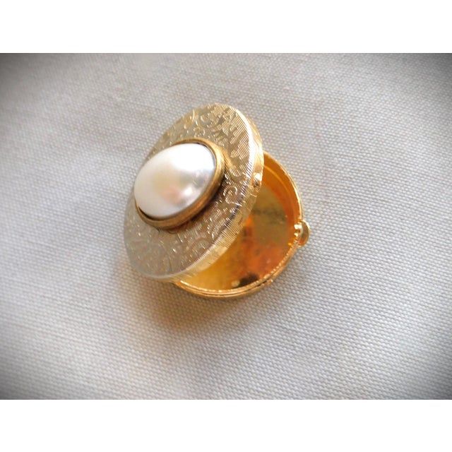 1980s Vintage Round Paisley Etched Ring Box With an Oval Pearl For Sale - Image 5 of 9
