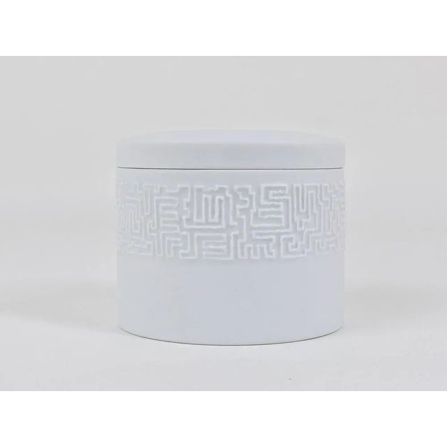 Rosenthal White Relief Op Art Bowl with Lid by Cuno Fischer for Rosenthal Studio-Linie, 1960s For Sale - Image 4 of 8