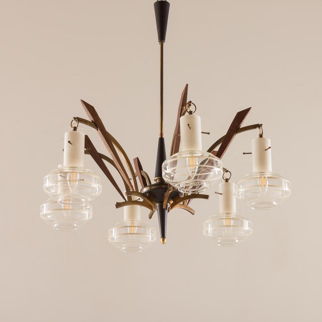 Elegant italian mid-century chandelier from the 1960s. Most likely manufactured by stilnovo. Its composition showcases a...