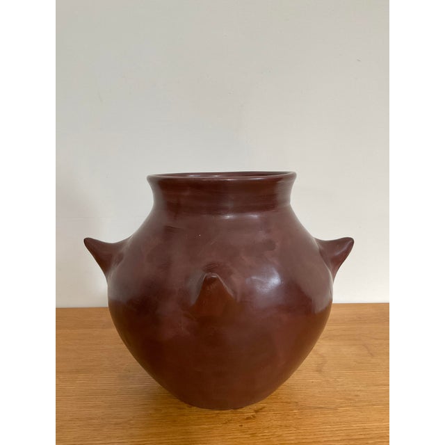 Add a soulful, sculptural element to your decor with this handcrafted Izuran Tadelakt vase. Finished in a deep,...