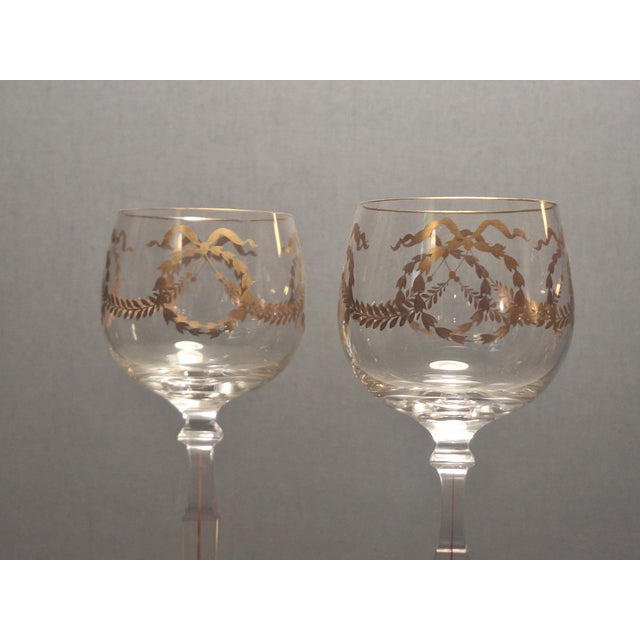 Wine glass/stemmed glass made of colorless glass. Square foot, four-faceted rectangular stem with red thread inclusions,...