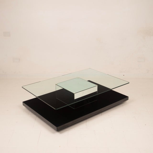 Overview Elegant low coffee table produced by Cidue, as confirmed by the original mark under the structure, made in Italy...