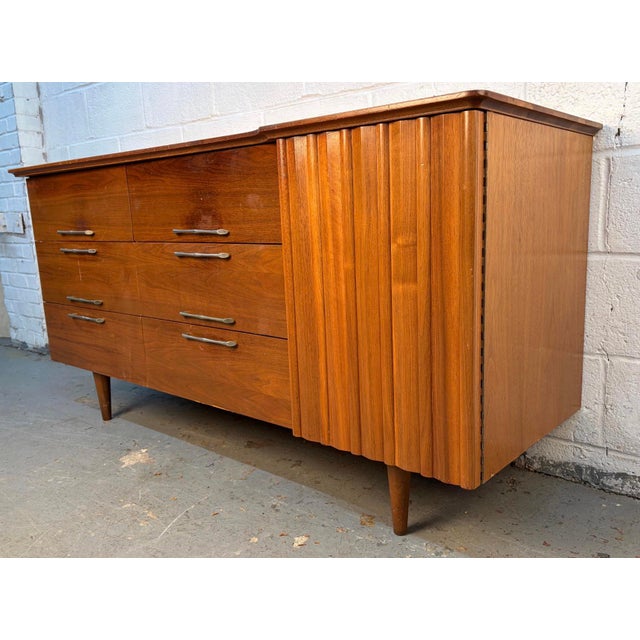 Mid-Century Modern Mid 20th Century Modern Walnut Lowboy Dresser by Young Mfg., Attributed For Sale - Image 3 of 18