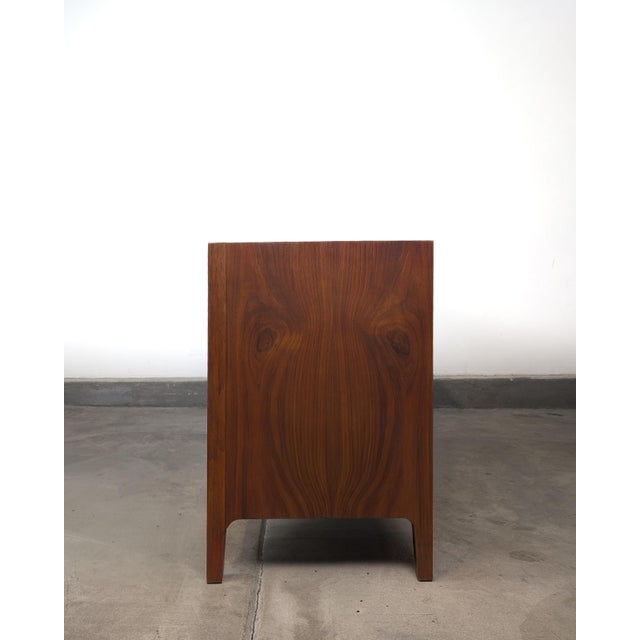 Brown Mid Century Modern Walnut 9-Drawer Lowboy Dresser by Widdicomb, C1960s For Sale - Image 8 of 18