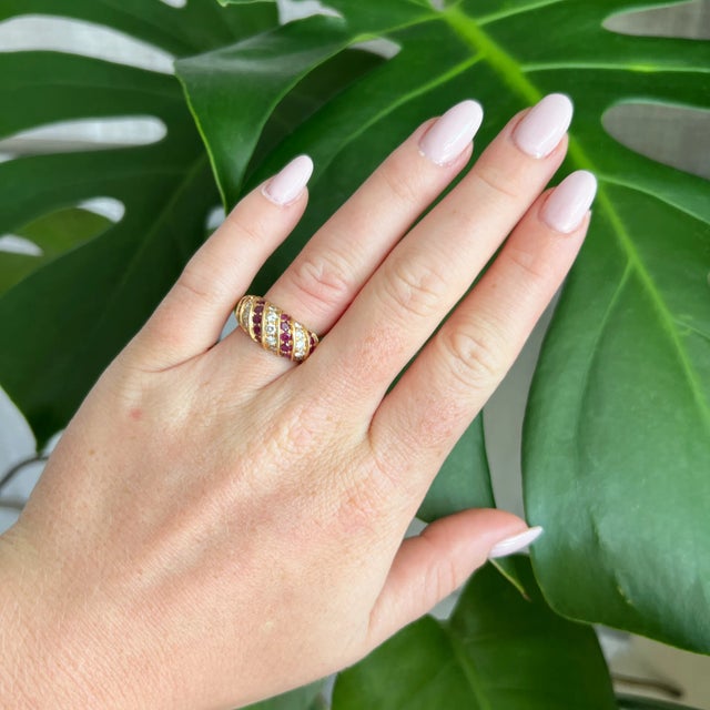 Vintage bangle ring from the 60s-70s in 18 carat yellow gold (750 thousandths). It is set with an alternating line of...