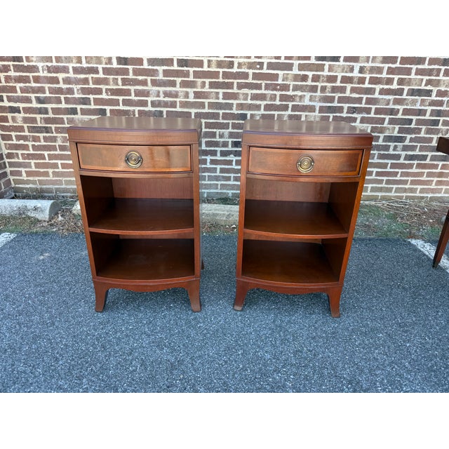 Pair of Frederal Style Bowfront Mahogany 1 drawer Nightstands by Rway Furniture Dovetail joint construction, 1 drawer on...