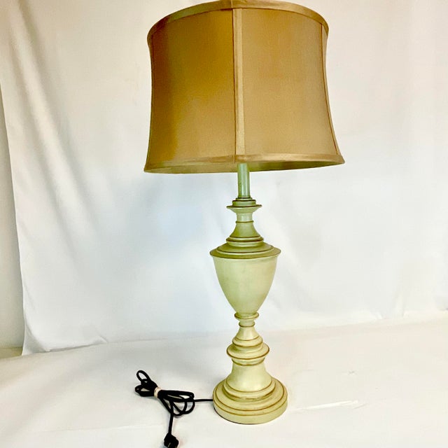 1970s Vintage French Empire Neoclassical Urn Style Tole Table Lamp. For Sale - Image 12 of 14