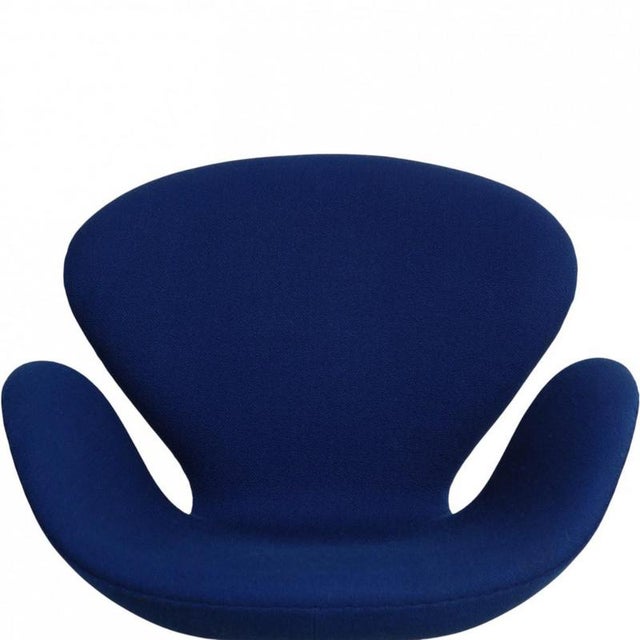 Swan Chair in Blue Fabric by Arne Jacobsen, 2022 For Sale - Image 3 of 12