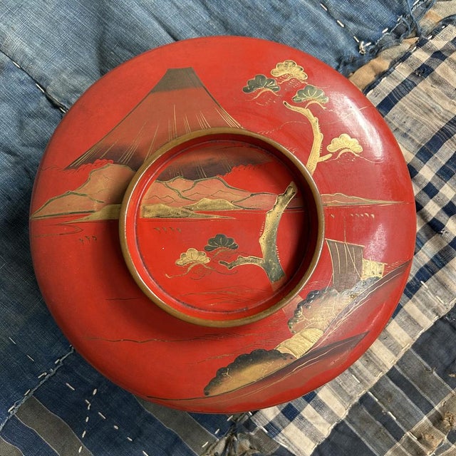 Stunning antique Japanese wooden rice bowl with lid, ca. 1900 Dimensions: height 11 cm, diameter 24 cm This stunning...