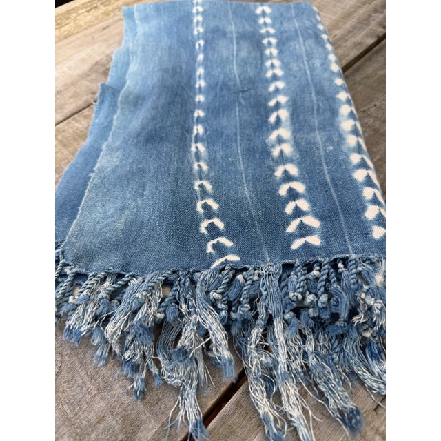Vintage African Faded Indigo Denim Shibori Mudcloth 58”l X 39”w Textile | No.157 For Sale In Los Angeles - Image 6 of 6