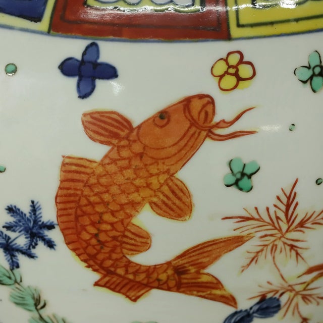 Early 19th Century Jar With Colorful Fish and Algae Patterns. Great Ming Jiajing Make（maybe It's a 19th Century Bailout） For Sale - Image 5 of 13