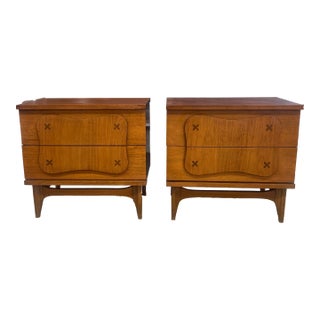 1960s Pair of Mid-Century Modern Walnut Nightstands With Sculpted Fronts and Rosewood Inlaid Detail For Sale