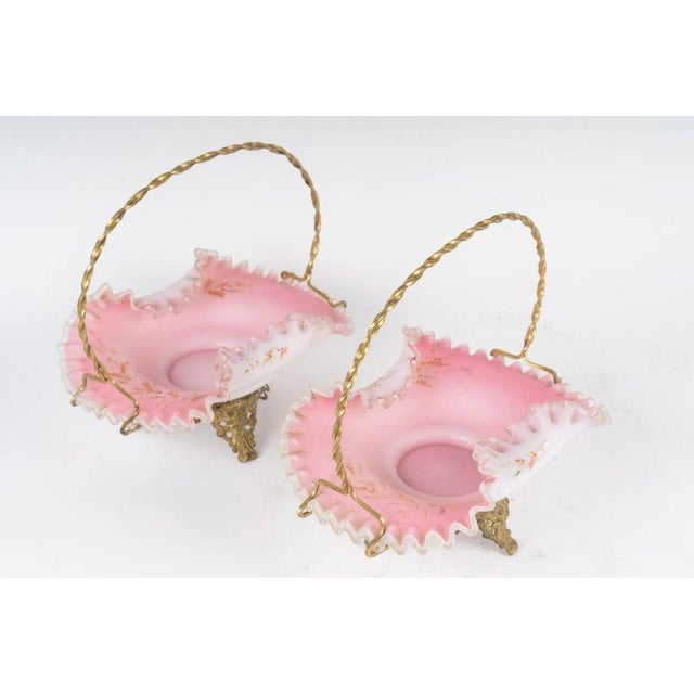 Pair of 19th-century baskets, napoleon iii period, made of opaline and gilded brass. h: 23 cm, w: 22 cm, d: 17 cm.