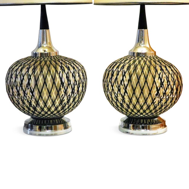 Cream Pair of Mid Century Modern Spun Lucite Spaghetti Table Lamps For Sale - Image 8 of 10