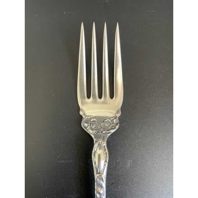 Wallace Silversmiths Antique Art Nouveau 1835 R. Wallace A1 Floral 1902 Silverplate Cold Meat Serving Fork For Sale - Image 4 of 9