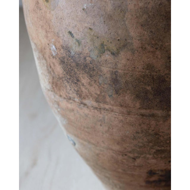 Rustic European 19th Century Mediterranean Terracotta Jar with Green Glazed Rim and Handles For Sale - Image 3 of 12
