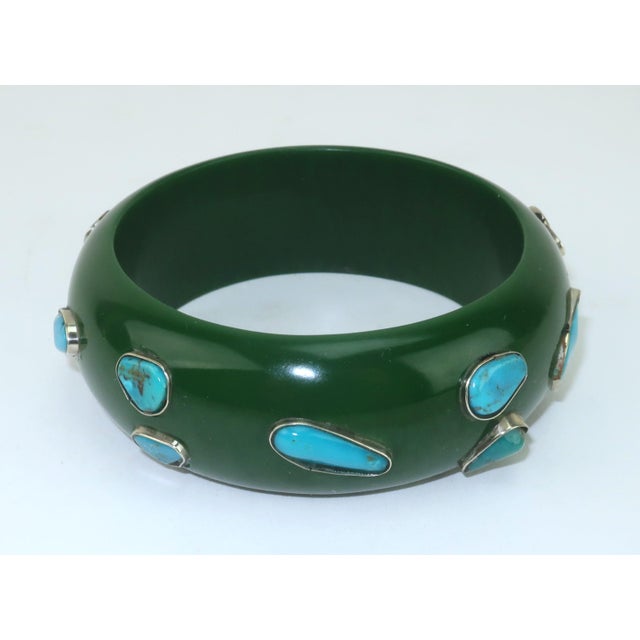 Late 20th Century Lucite Bakelite Style Bangle Dark Green Bracelet With Inlaid Turquoise For Sale - Image 5 of 9