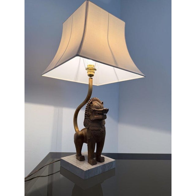 Metal Thai Singha Lion Foo Dog Table Lamp in Gilt Bronze, Brass and Travertine, 1970s For Sale - Image 7 of 18