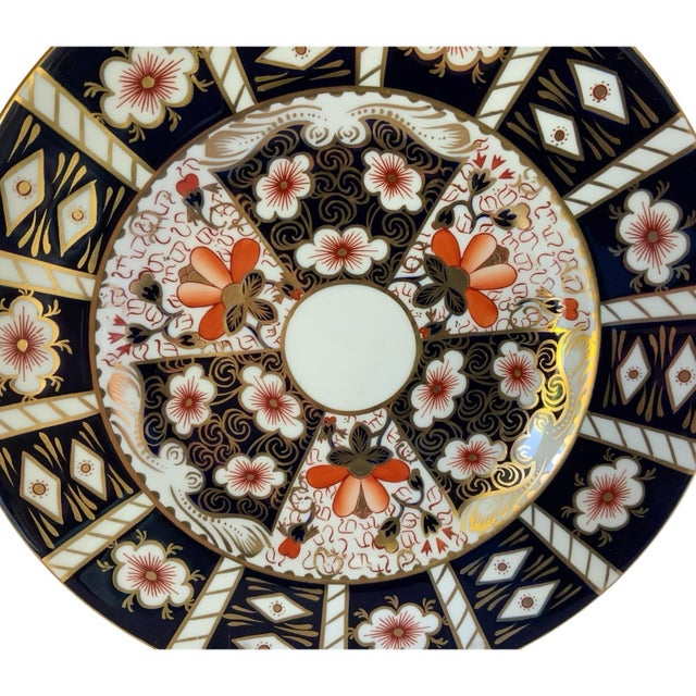 Traditional Vintage Royal Crown Derby Traditional Imari Bone China Dinner Plate Pattern 2451 Made in England 1921-1964 For Sale - Image 3 of 4