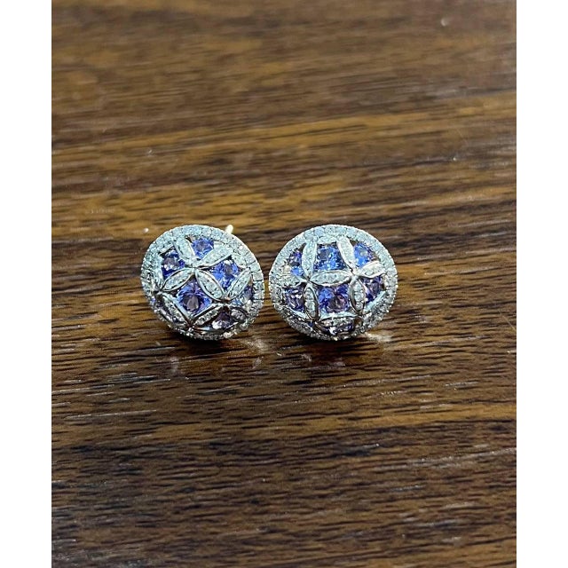 Exquisite craftsmanship of a beautiful set of earrings and ring. This stunning ring and earrings features a lattice design...