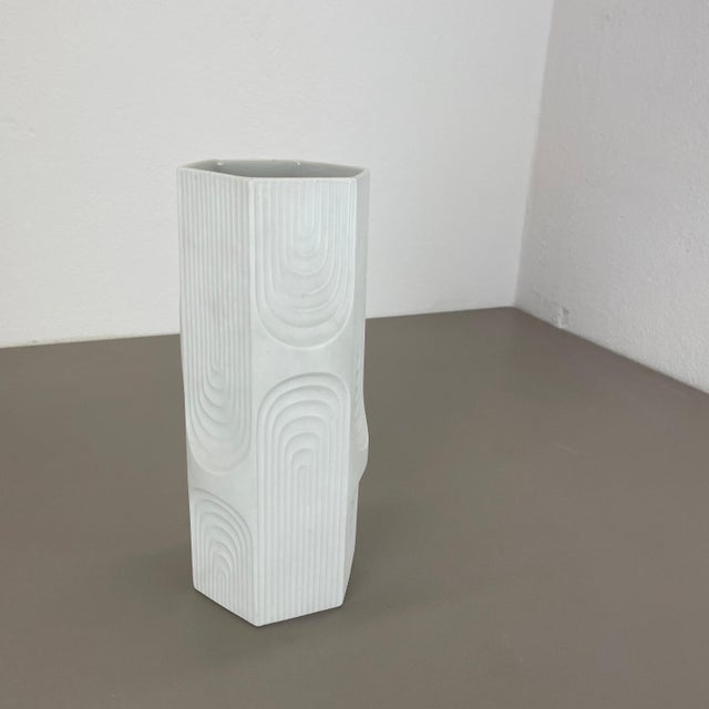Large Op Art Biscuit Porcelain Vase from AK Kaiser, 1970s For Sale - Image 6 of 16