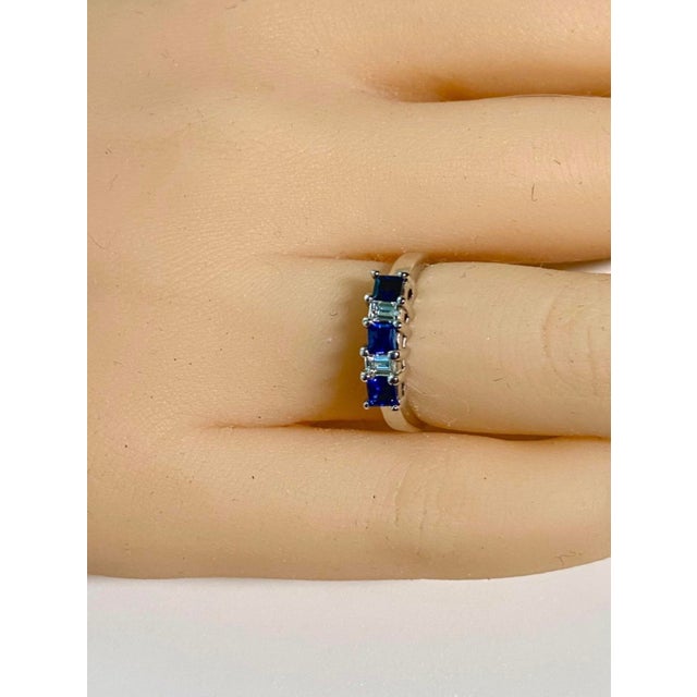 Modern Exquisite Vintage Platinum Ring Emerald-Cut Diamonds Princess-Cut Sapphires, Size 5.5 For Sale - Image 3 of 8