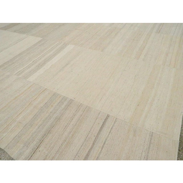 Galerie Shabab Collection Mid-20th Century Vintage Turkish Flatweave Kilim Room Size Carpet For Sale In New York - Image 6 of 7