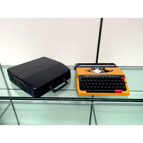 1970s Yellow Deluxe 250TR Typewriter with Case from Brother, 1970s For Sale - Image 5 of 13
