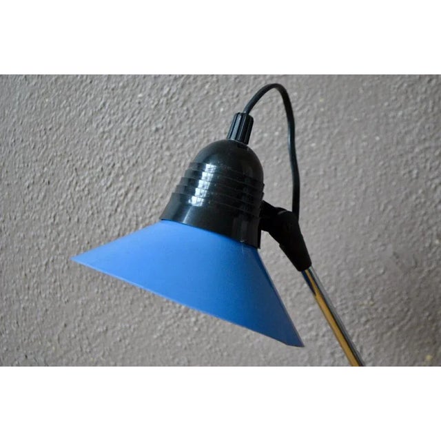 This charming office lamp has a modernist and dynamic design. Blue metal, plastic and chrome, it plays on the contrasts of...