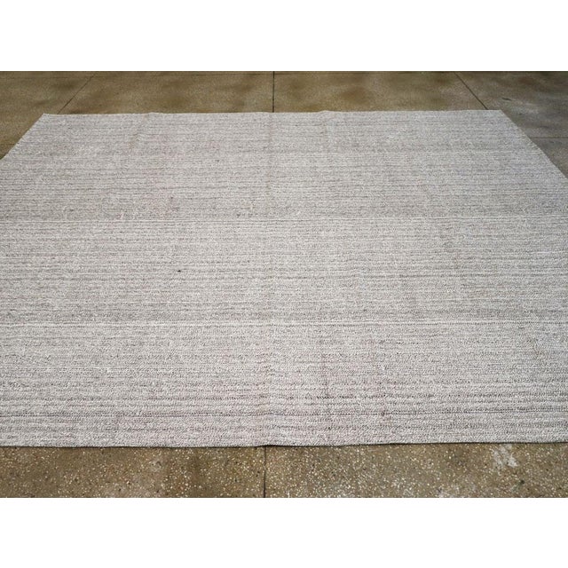 Galerie Shabab Collection Mid-20th Century Handmade Turkish Flatweave Kilim Room Size Carpet For Sale - Image 4 of 8