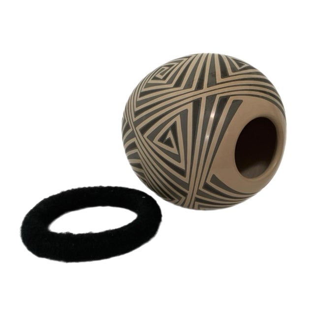 Mata Ortiz Eye Dazzler Olla / Pot / Vase - Signed by Edmundo Lopez For Sale - Image 4 of 6