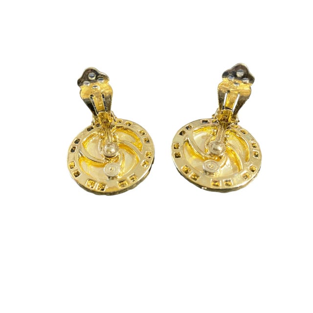 1960s Vintage Lisner Round Large Faux Pearl, Chain Surround, Clips Earrings For Sale - Image 5 of 5