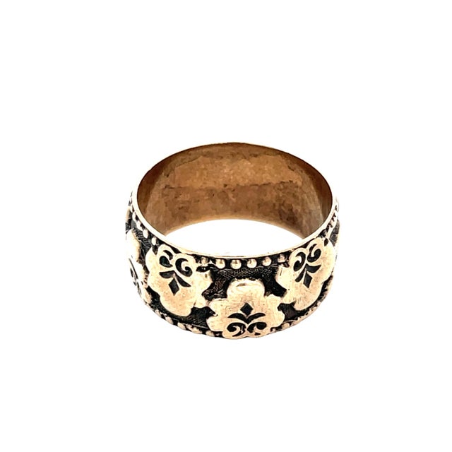Early 21st Century Vintage Floral Engraved Band Solid Yellow Gold Ring, Size 6 For Sale - Image 5 of 6