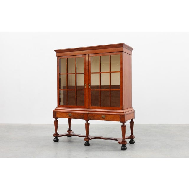 Antique William IV Style Walnut Display Cabinet, United Kingdom, 18th Century For Sale - Image 18 of 18