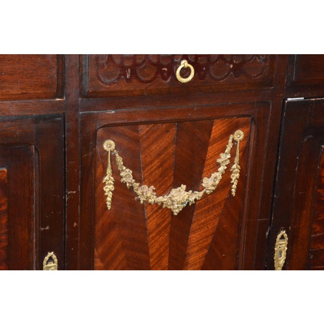 French Hand-Carved French Mahogany Vitrine With Marble Top For Sale - Image 3 of 11