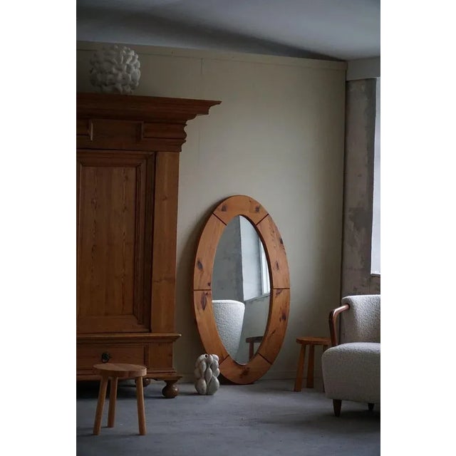 A beautiful large oval wall mirror in solid pine. Made by glasmäster in markaryd, sweden in the 1960s. A decorative object...