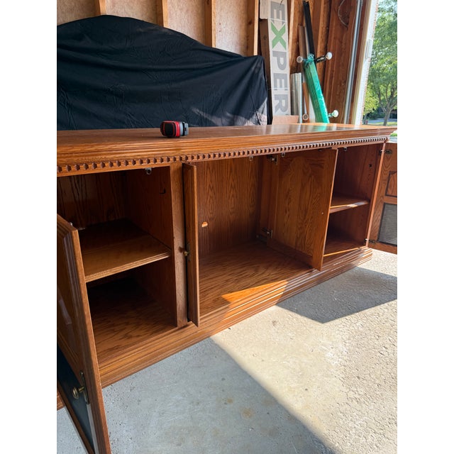 Vintage Custom-Built Oak Entertainment Console & Display Cabinet For Sale In Chicago - Image 6 of 7