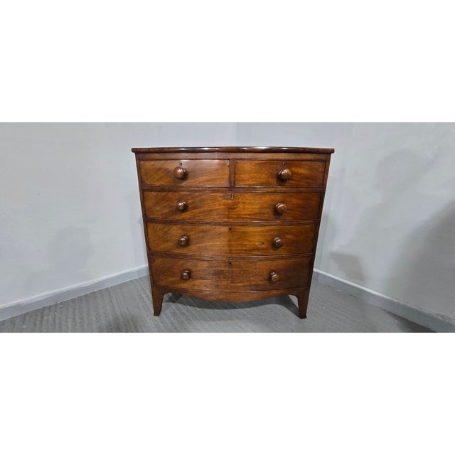 Good quality Regency mahogany bow front chest of five drawers, standing on outswept bracket feet, solid sides, original...