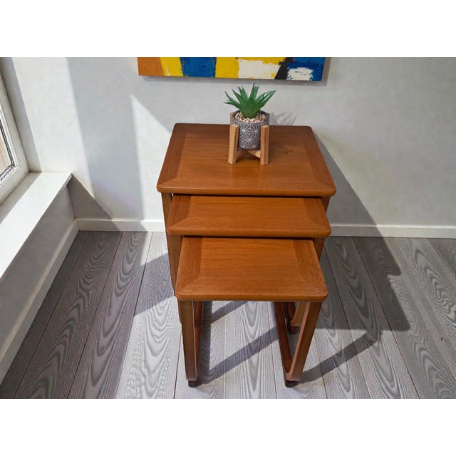 Parker Knoll Mid-Century Modern Nesting Tables in Teak by Nathan for Parker Knoll, 1970s, Set of 3 For Sale - Image 4 of 18