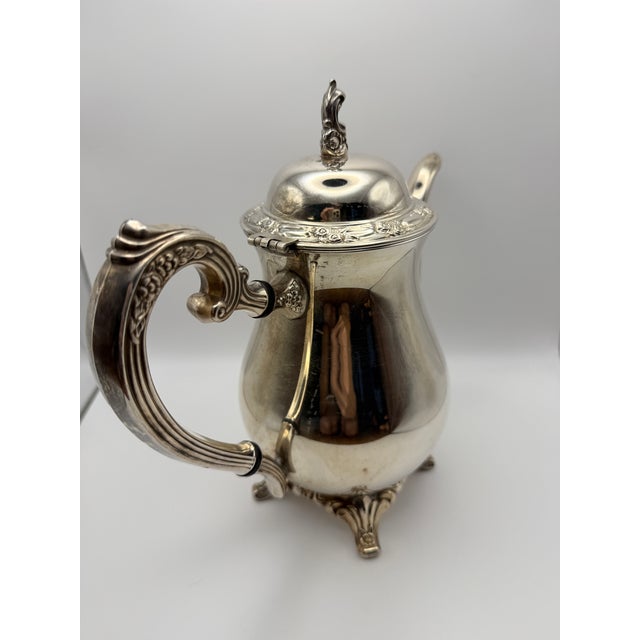 Oneida Du Maurier Silver Plate Coffee Pot & Teapot Set / Pitchers Ornate Vintage For Sale - Image 17 of 18