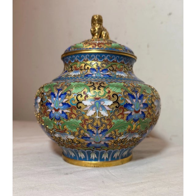 This exquisite ginger jar is a testament to the exceptional craftsmanship of Chinese artisans. The intricate design...
